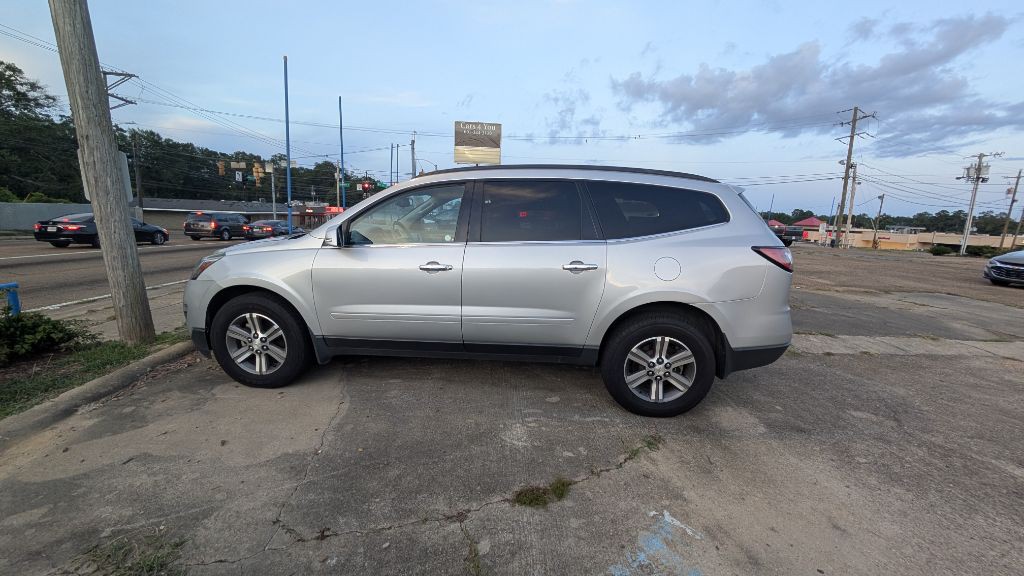 2017 Chevrolet Traverse Image 2