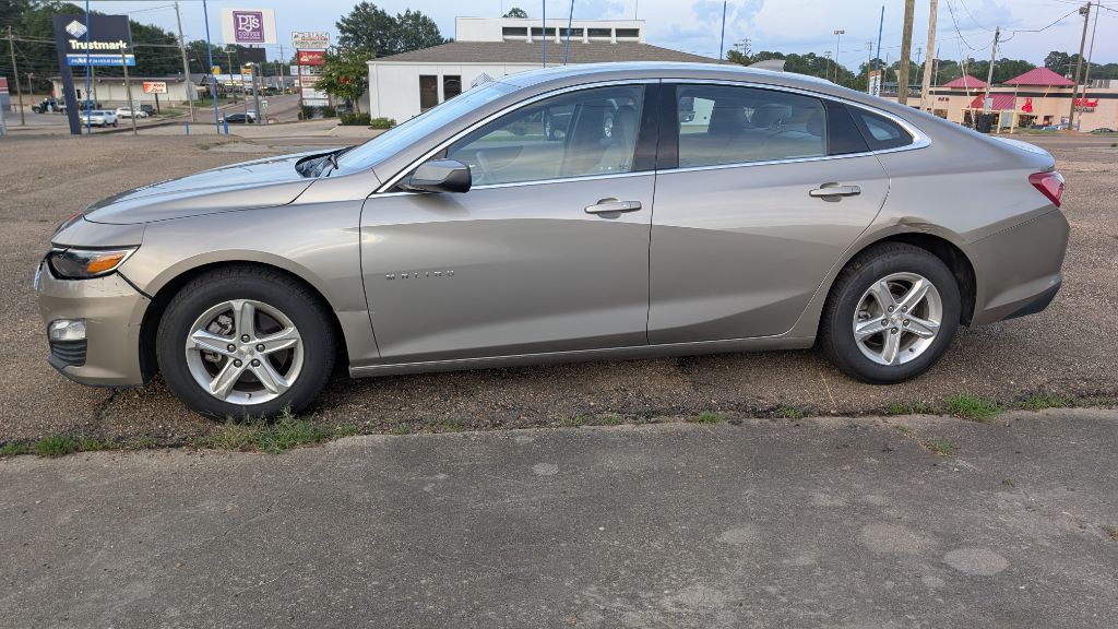 2022 Chevrolet Malibu Image 1