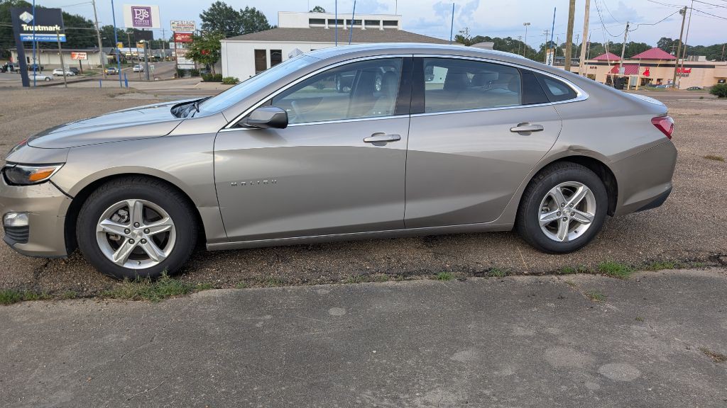 2022 Chevrolet Malibu Image 2