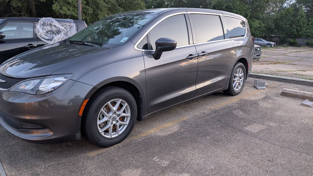 2021 Chrysler Voyager Image 1