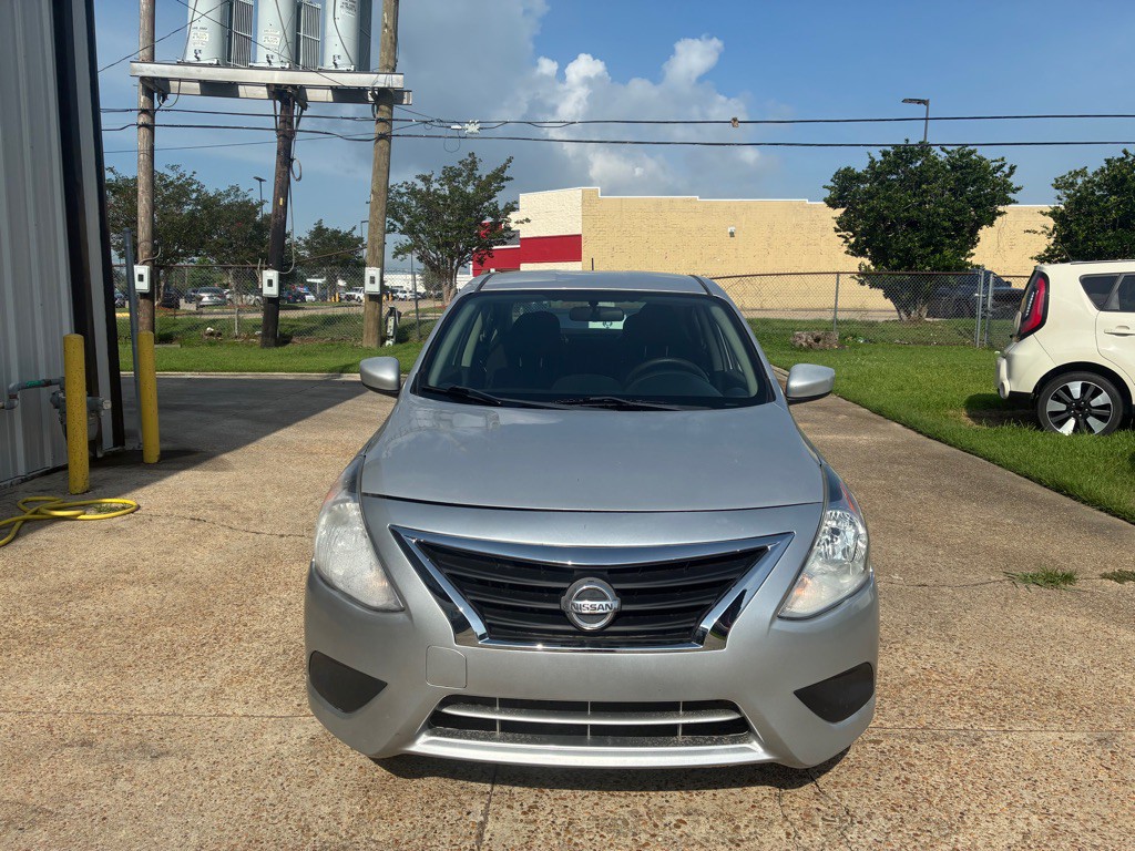 2019 Nissan Versa Image 2