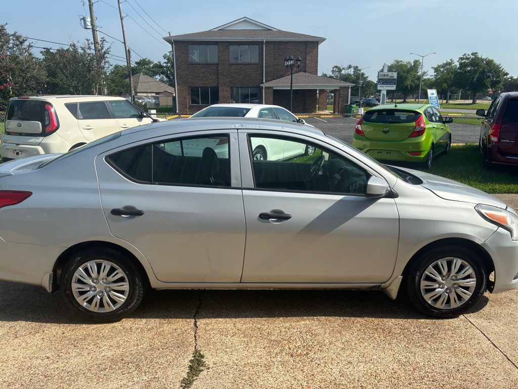 2019 Nissan Versa Image 4