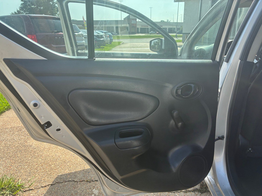 2019 Nissan Versa Image 15