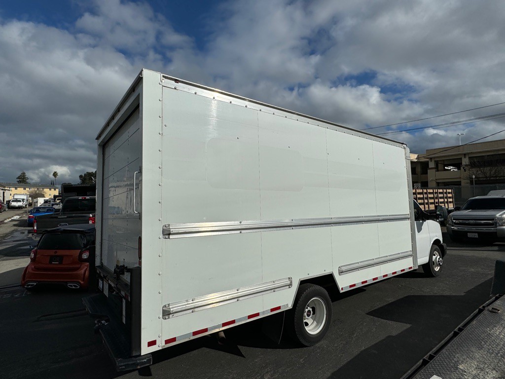 2018 GMC Savana Image 2