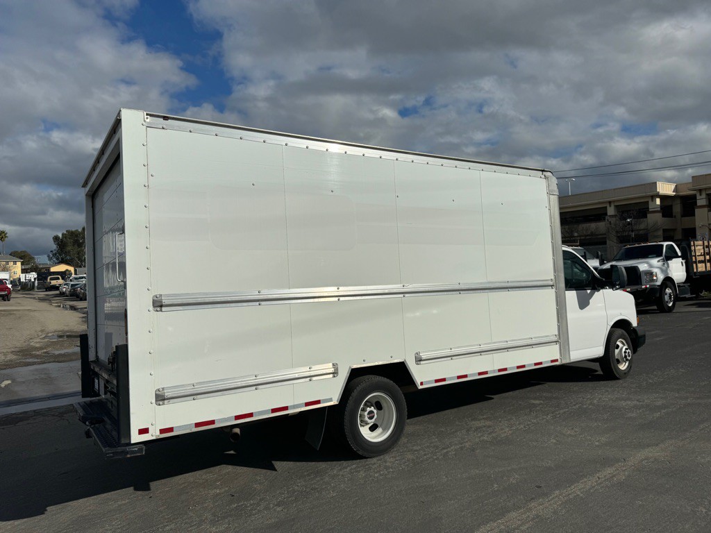 2018 GMC Savana Image 11