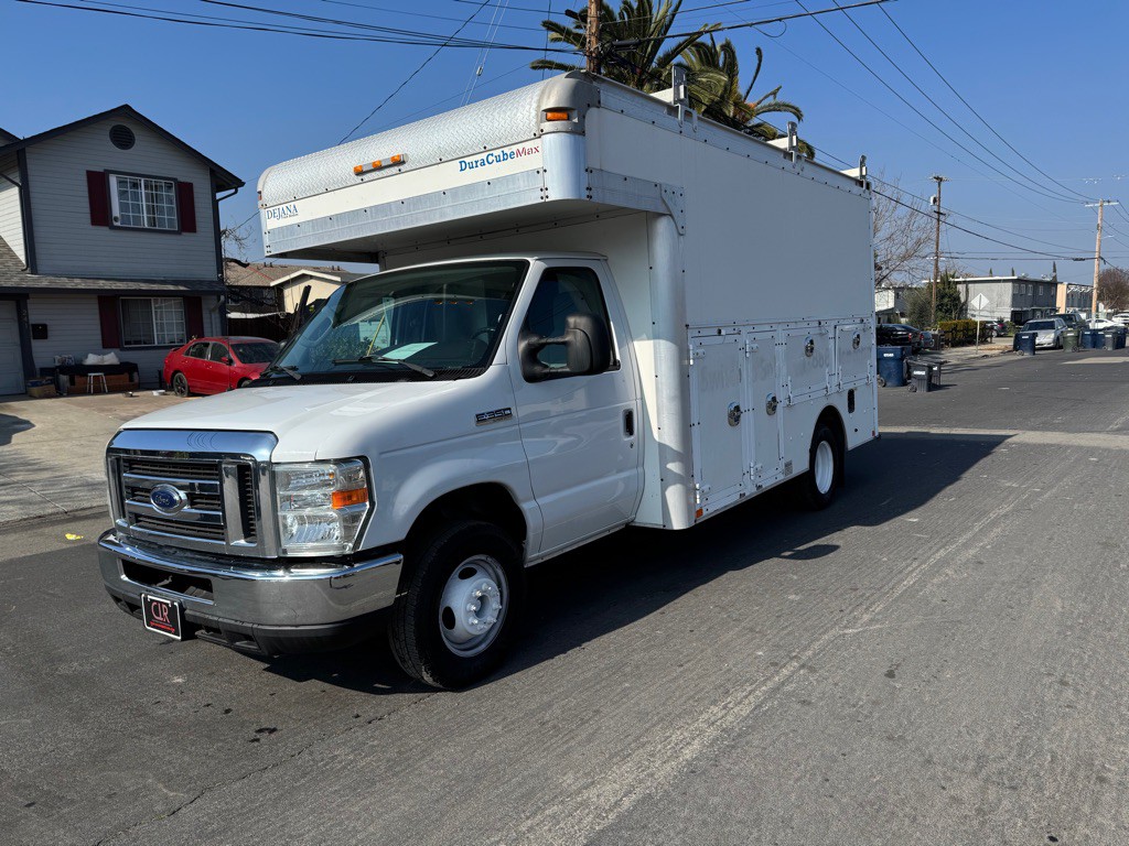2017 Ford Econoline Image 1