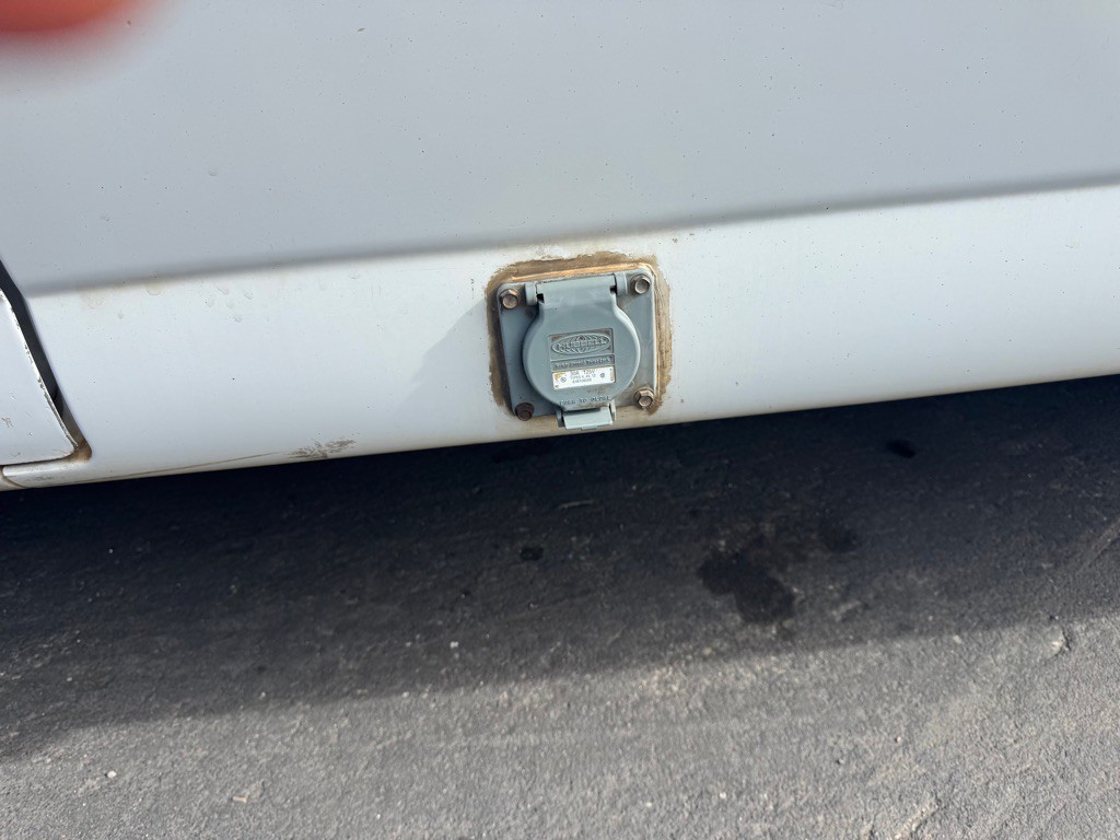 2017 GMC Savana Image 3