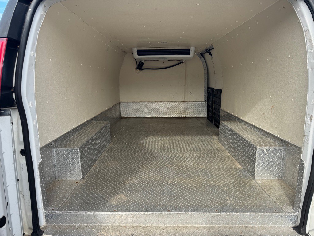 2017 GMC Savana Image 6