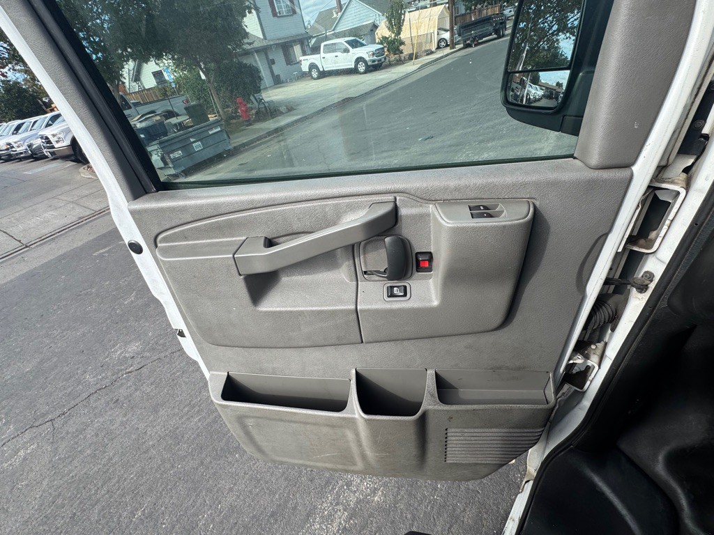 2017 GMC Savana Image 16