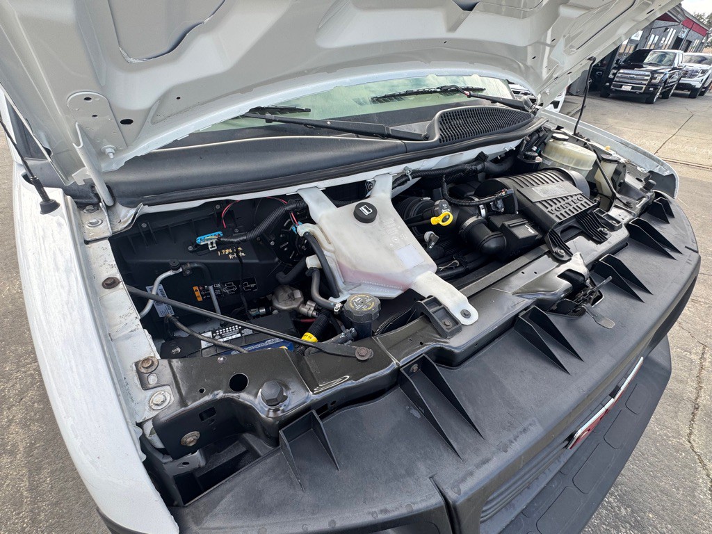 2017 GMC Savana Image 18