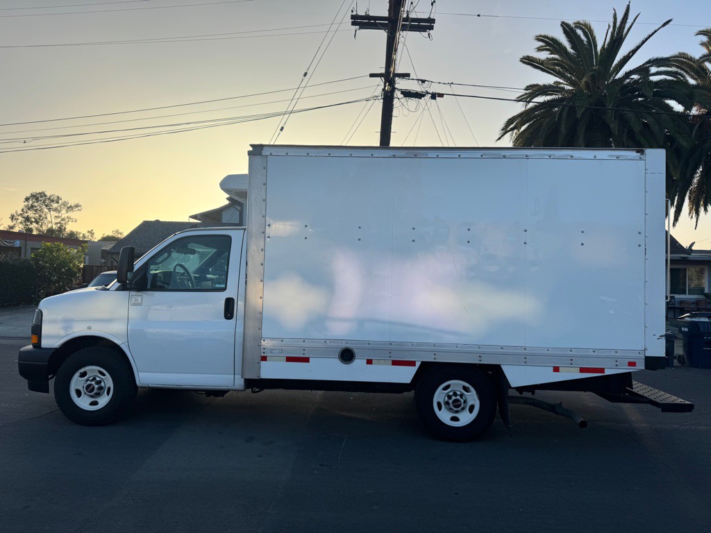 2019 GMC Savana Image 2