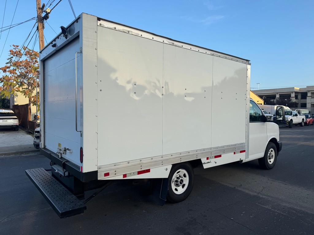 2019 GMC Savana Image 3