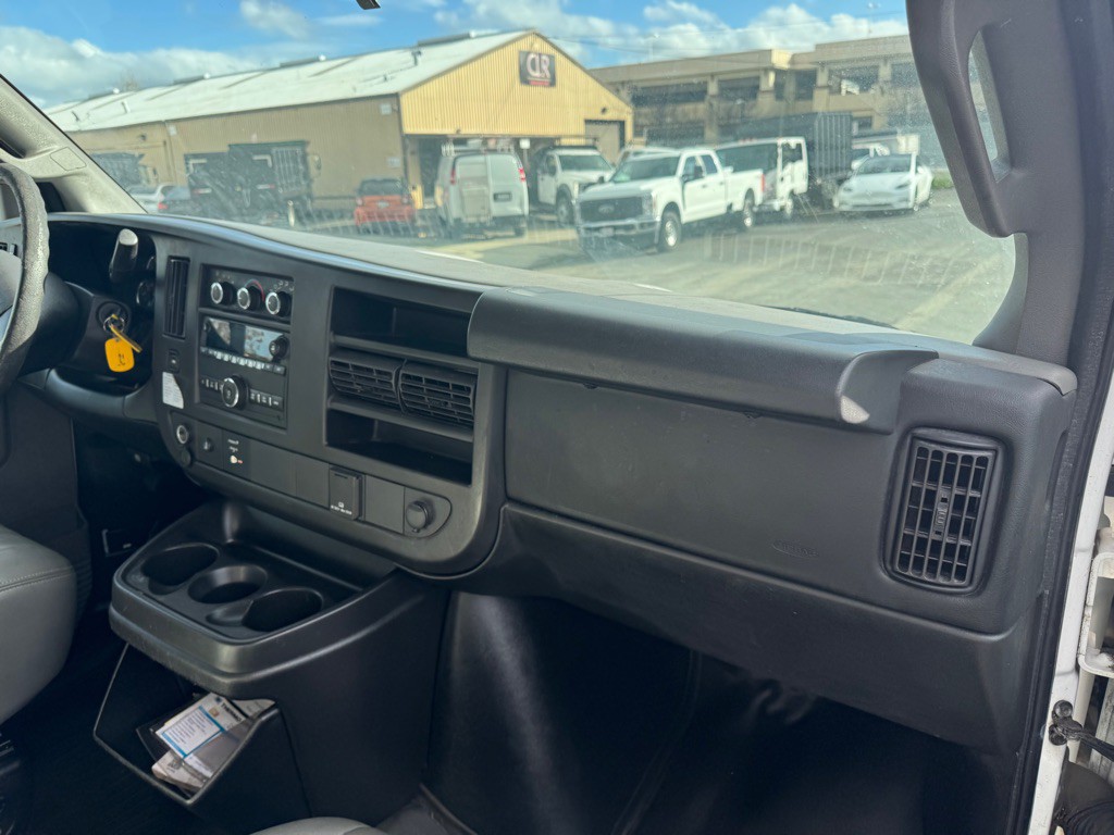 2017 GMC Savana Image 13