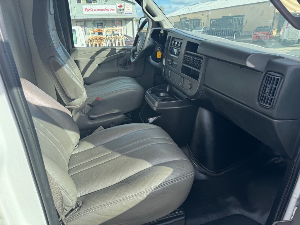 2017 GMC Savana Image 14