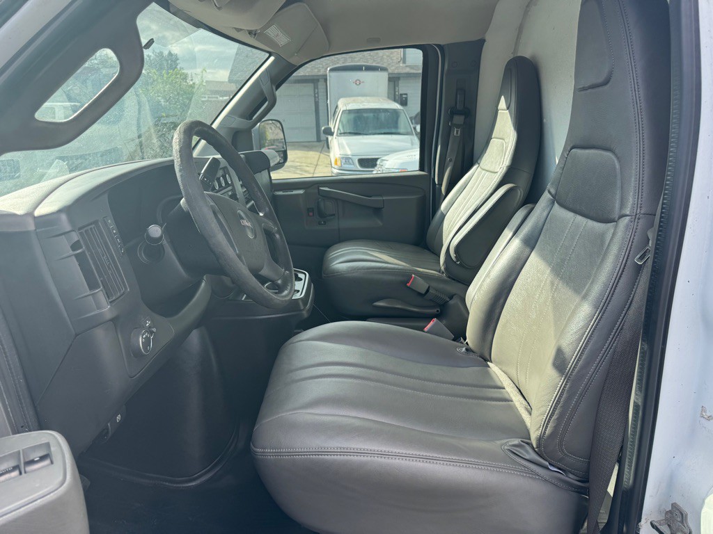 2017 GMC Savana Image 17