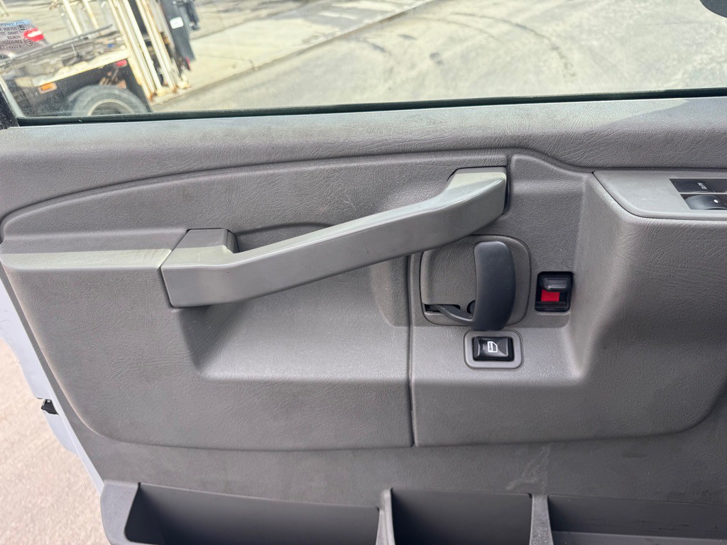 2017 GMC Savana Image 18