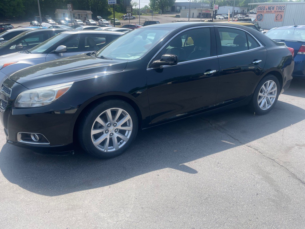 2013 Chevrolet Malibu Image 2
