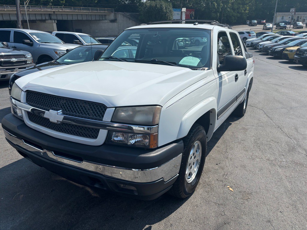 2005 Chevrolet Avalanche Image 2
