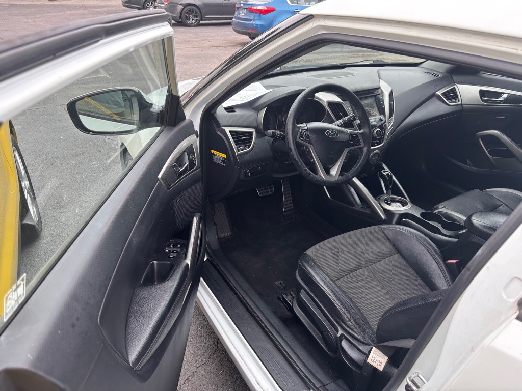 2013 Hyundai Veloster Image 2