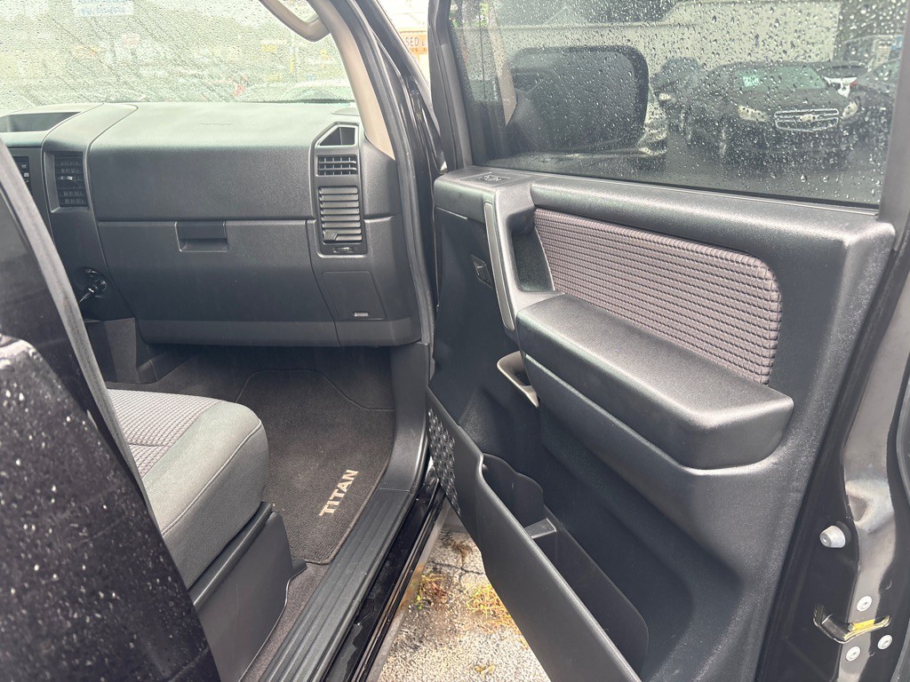 2010 Nissan Titan Image 12