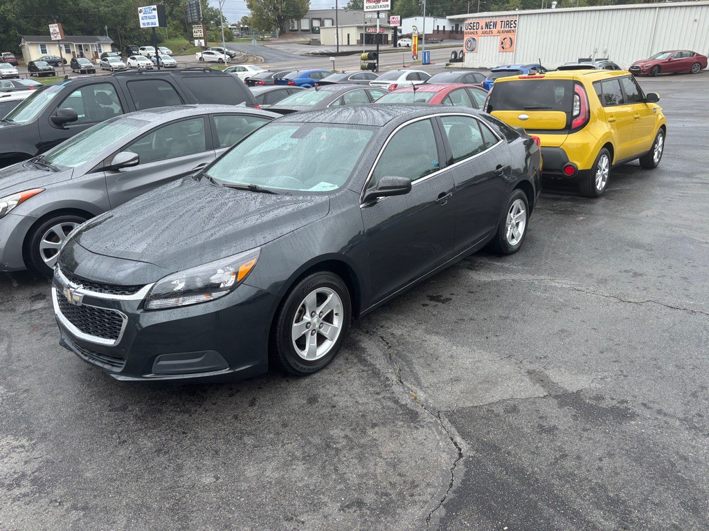 2016 Chevrolet Malibu Image 2