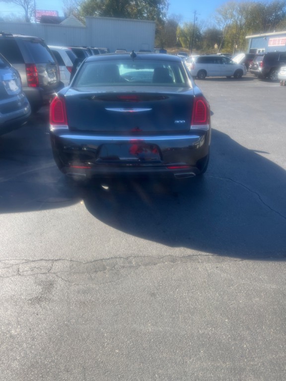 2015 Chrysler 300 Image 8