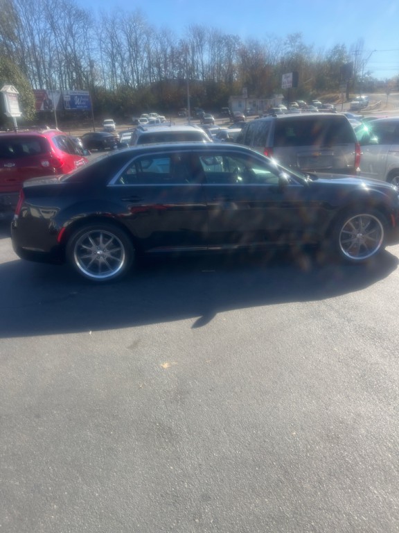 2015 Chrysler 300 Image 9