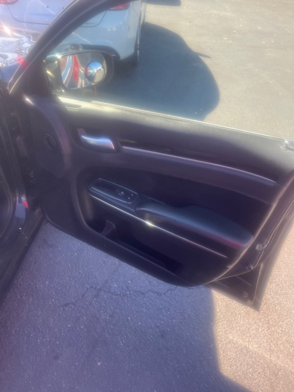 2015 Chrysler 300 Image 13