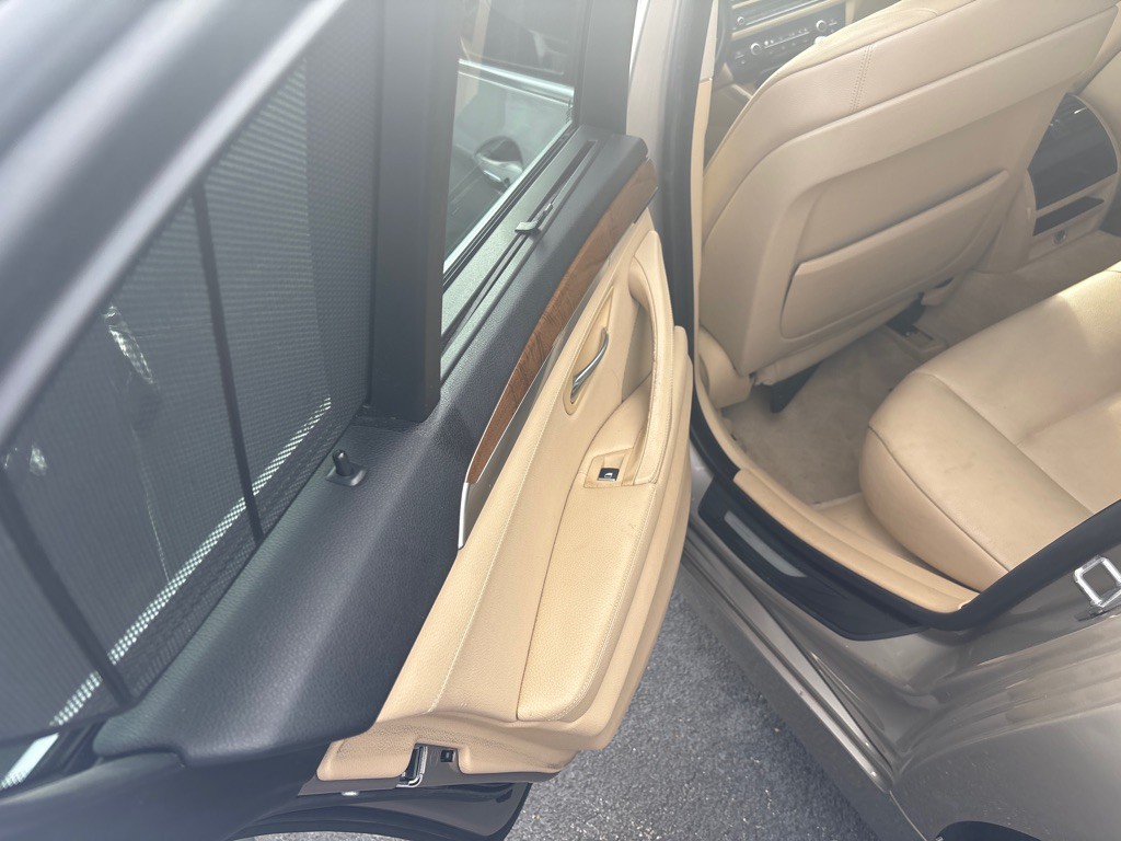 2011 BMW 5 Series Image 9