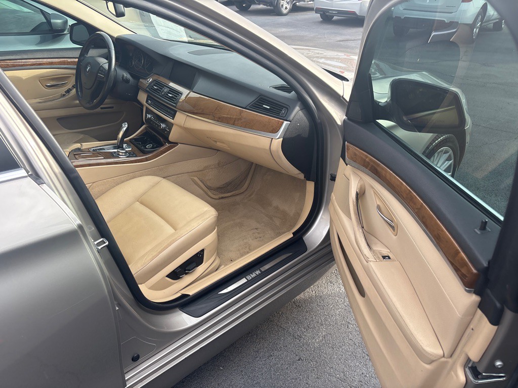 2011 BMW 5 Series Image 11