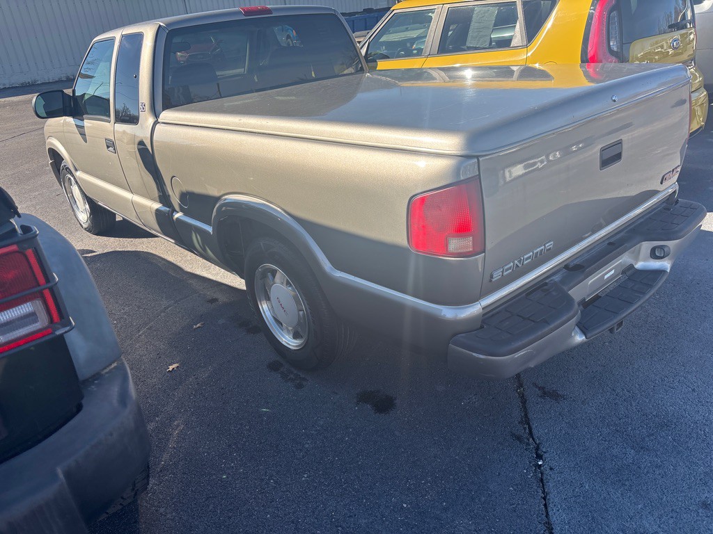 2003 GMC Sonoma Image 2