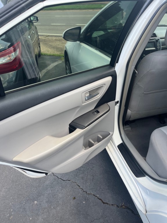 2016 Toyota Camry Image 13