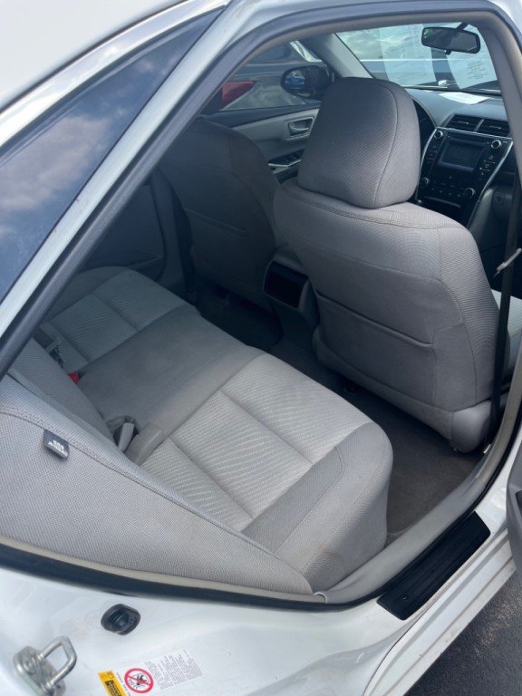 2016 Toyota Camry Image 16