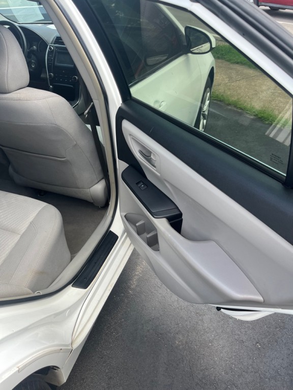 2016 Toyota Camry Image 17