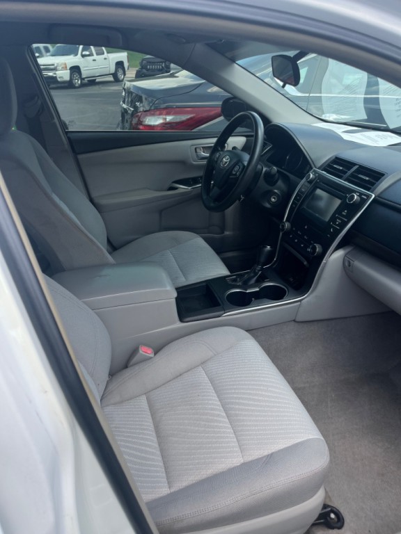 2016 Toyota Camry Image 18