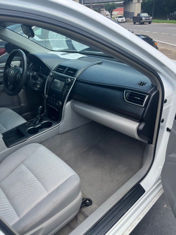 2016 Toyota Camry Image 19