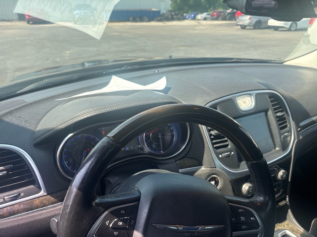 2016 Chrysler 300 Image 9