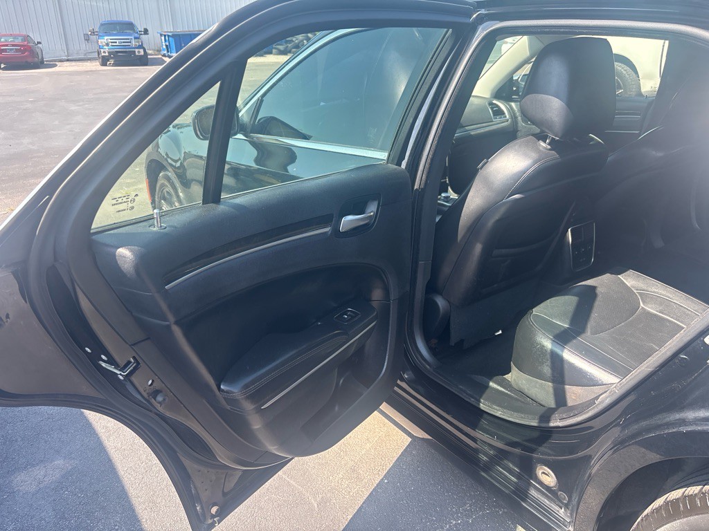 2016 Chrysler 300 Image 10
