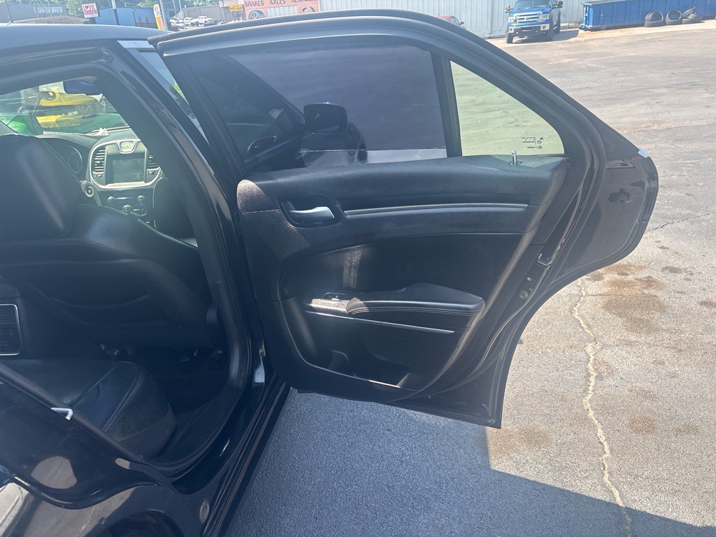 2016 Chrysler 300 Image 12