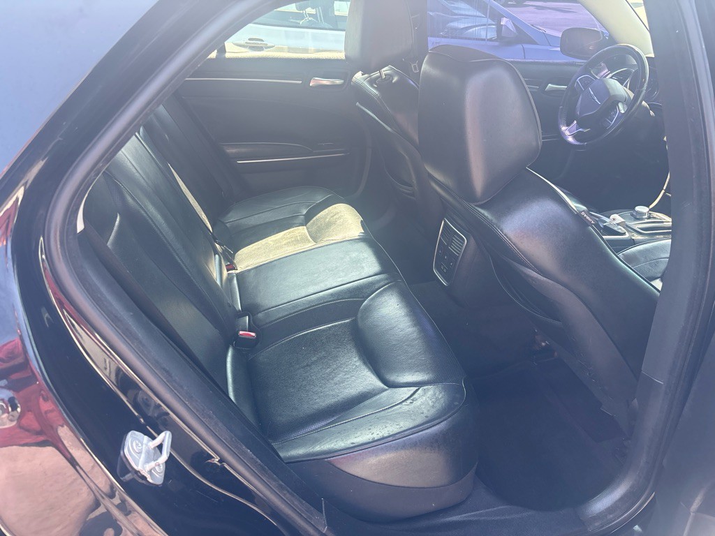 2016 Chrysler 300 Image 13