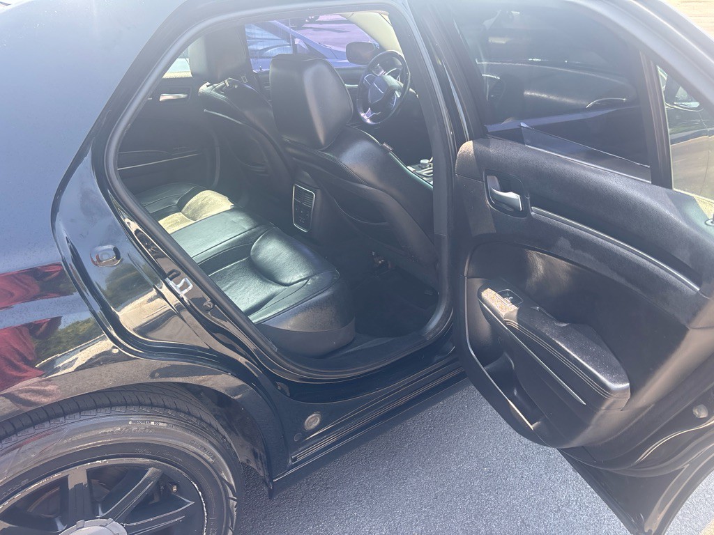 2016 Chrysler 300 Image 17