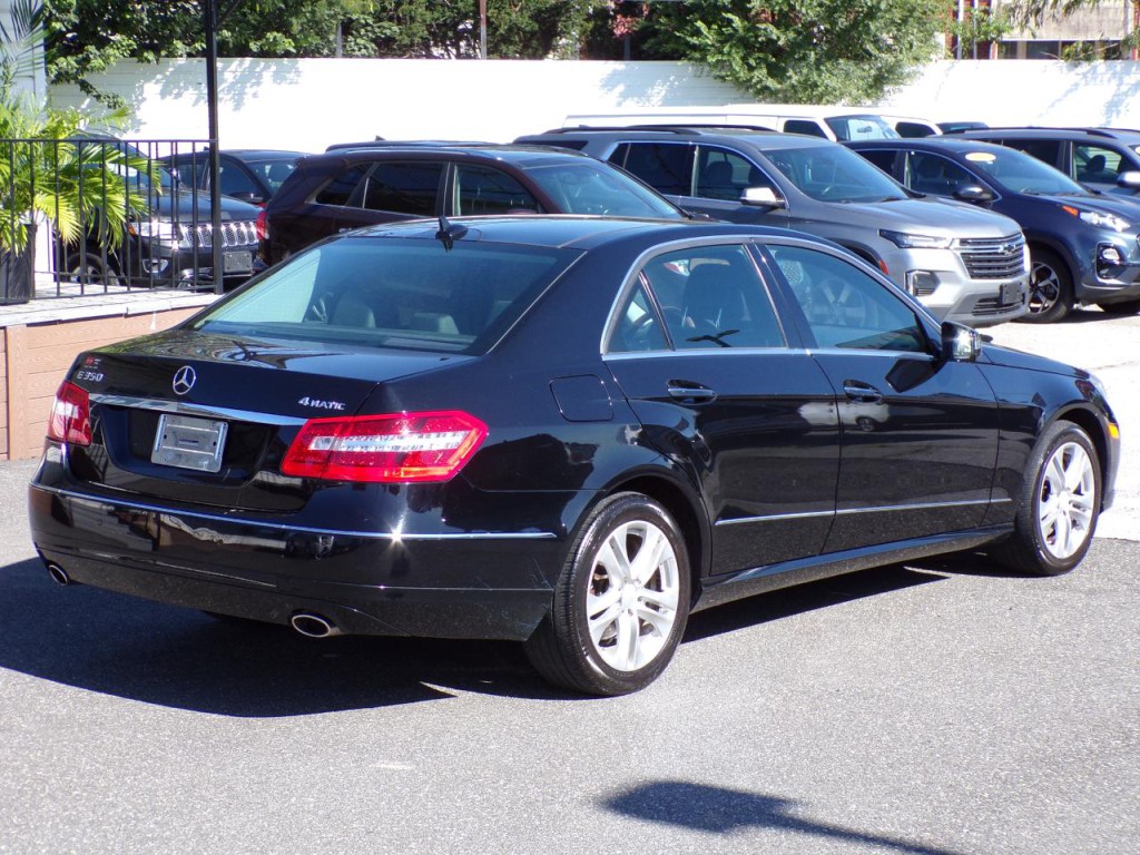 2011 Mercedes-Benz E-Class Image 3
