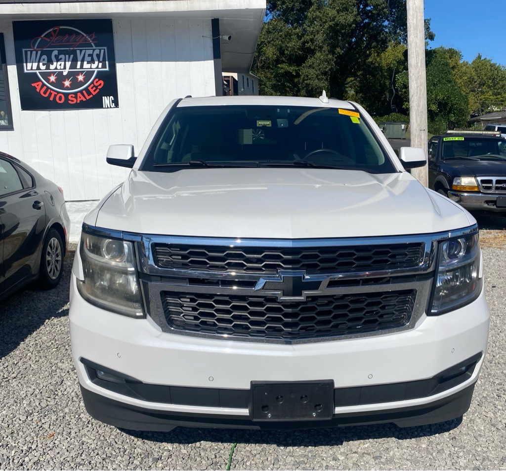2016 Chevrolet Suburban Image 2