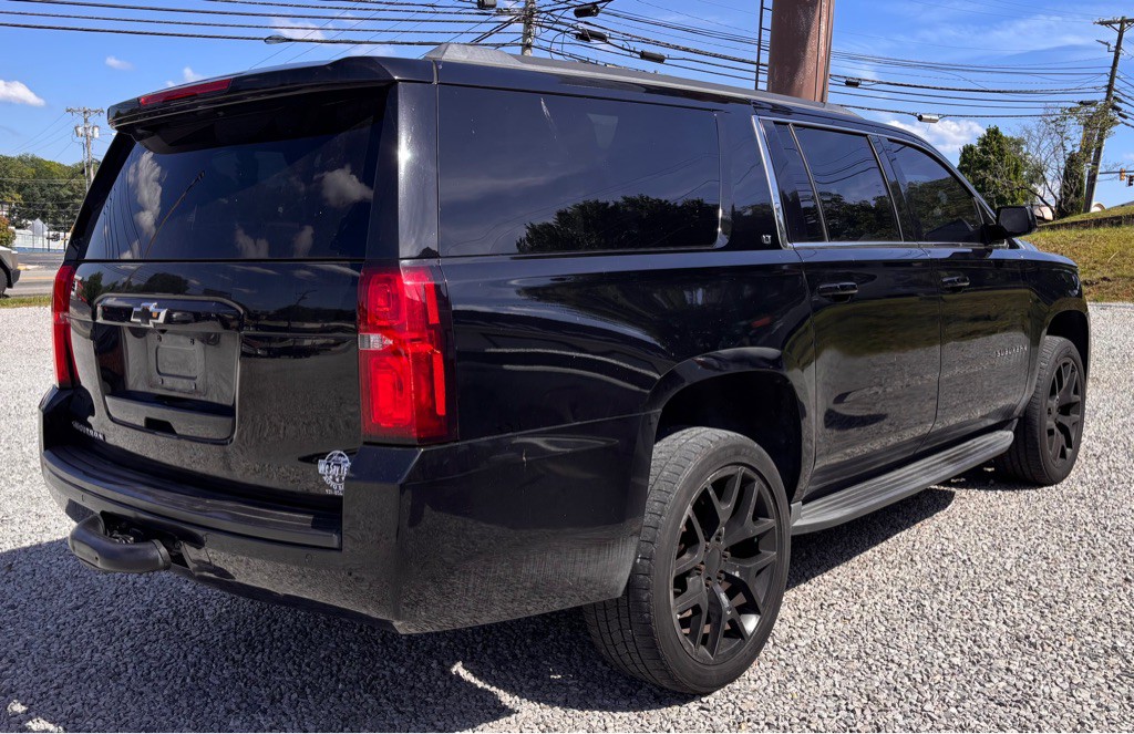 2019 Chevrolet Suburban Image 3