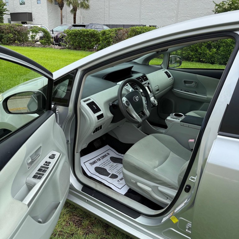 2013 Toyota Prius Image 8