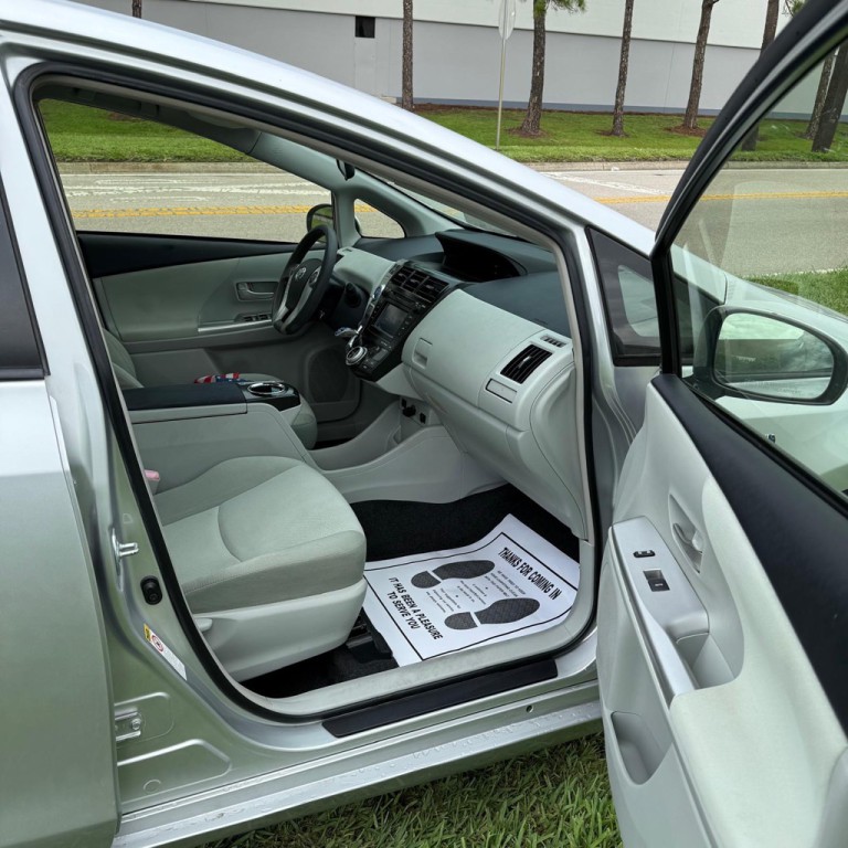 2013 Toyota Prius Image 9