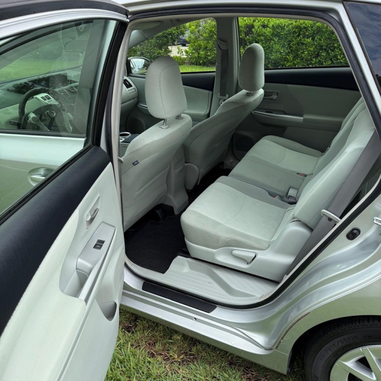 2013 Toyota Prius Image 10