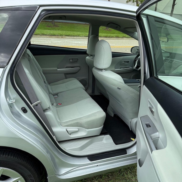 2013 Toyota Prius Image 11