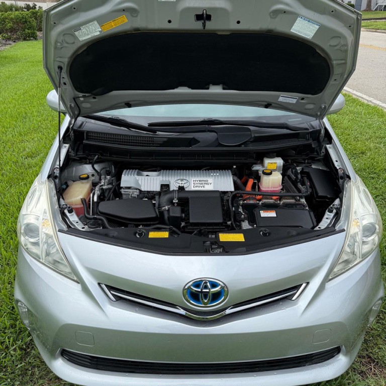 2013 Toyota Prius Image 12