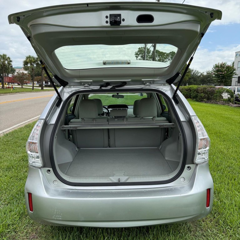 2013 Toyota Prius Image 13
